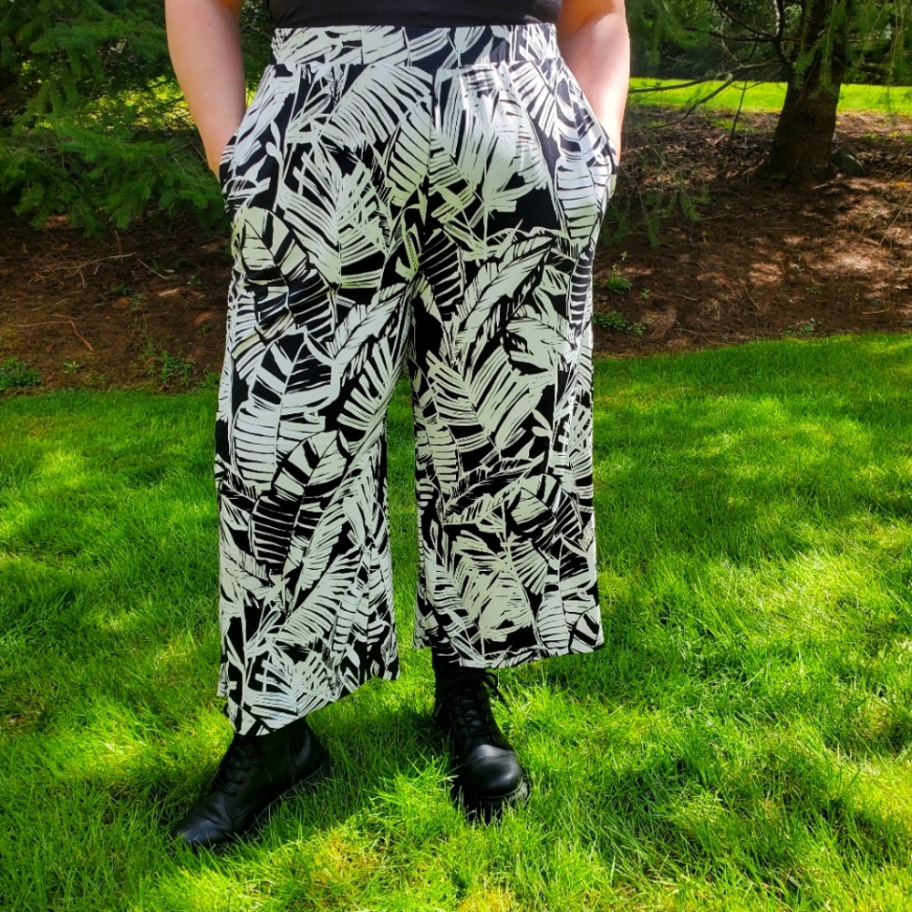 Banana Republic Factory, Black & White Floral Print Pull-on Pants, Size L
